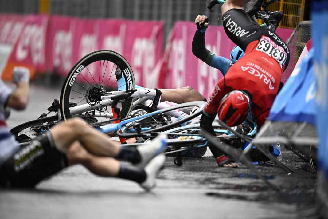 Head-on collisions are rare in cycling. Instead, when cyclists hit the ground at an angle, dangerous rotational forces are generated. The new technology is designed to help minimise these forces.