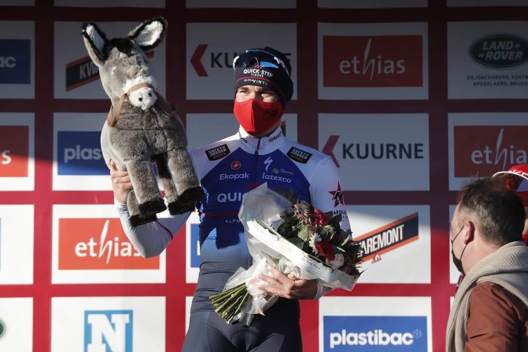 Da ist das Ding! Fabio Jakobsen freut sich über den Siegeresel bei Kuurne-Brüssel-Kuurne.