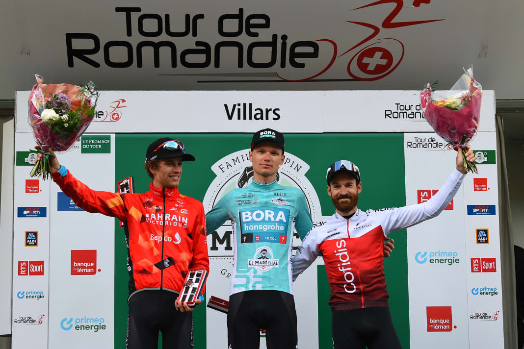 Le podium final de 2022 : Aleksandr Vlasov (au centre) a remporté le tour devant Gino Mäder (à gauche) et Simon Geschke.