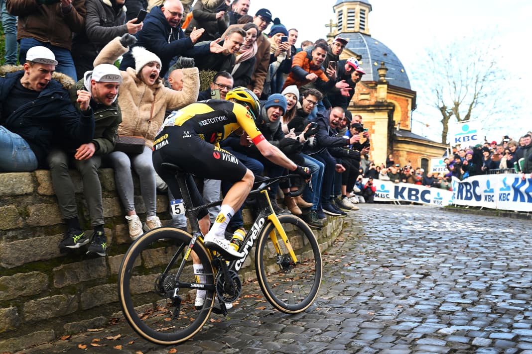 Mauer von Geraardsbergen: Der spätere Sieger Dylan van Baarle fährt bei Omloop Het Nieuwsblad als Erster über die Kult-Steigung, 25. Februar 2023