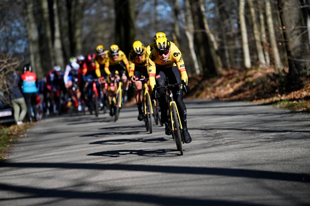 At Kuurne-Brussels-Kuurne, Jumbo-Visma takes the peloton apart around 80 kilometres before the finish