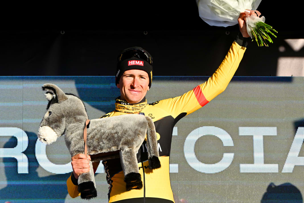 Les trophées cyclistes attirent toujours l'attention par leur curiosité. Lors de la course d'un jour Kuurne-Bruxelles-Kuurne, le vainqueur reçoit par exemple un âne en peluche.