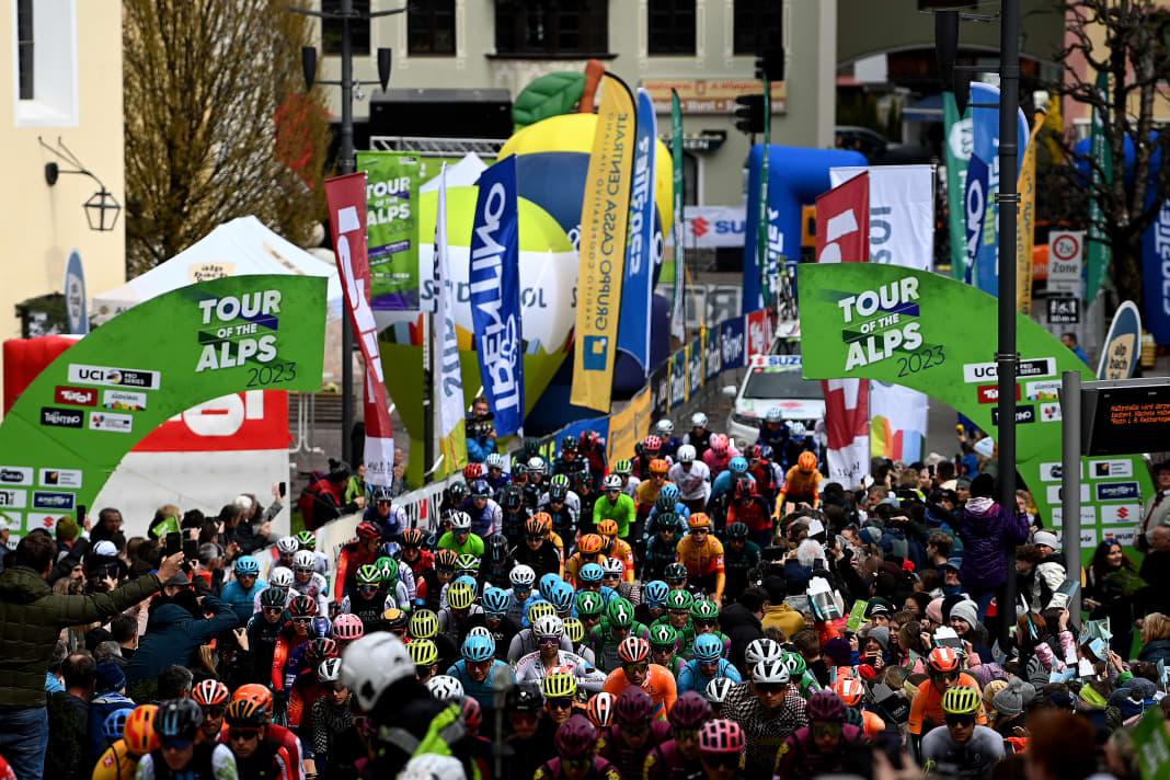 Das Peloton am Start der 2. Etappe der Tour of the Alps 2023 in Reith im Alpbachtal