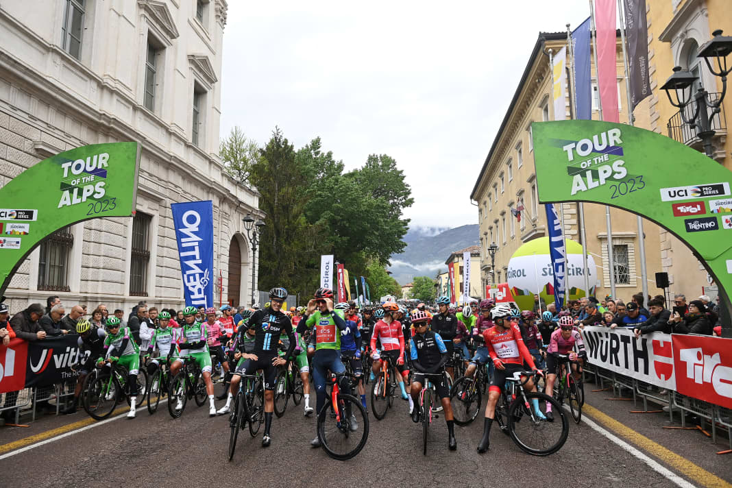 The peloton at the start of stage 4 of the Tour of the Alps 2023 in Rovereto