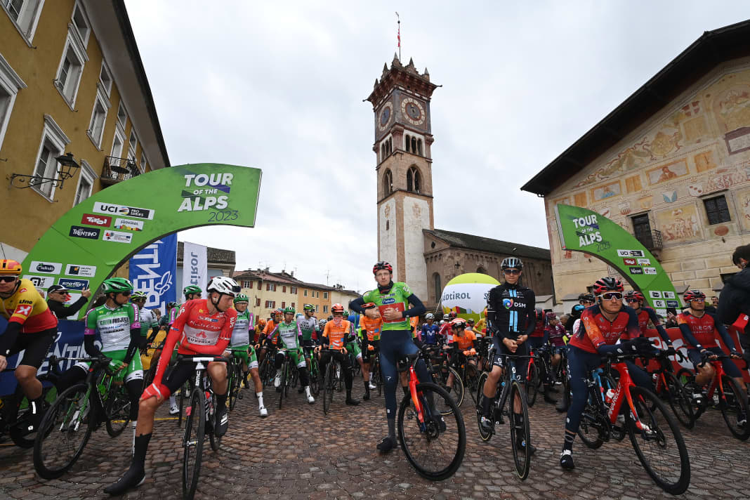 Das Peloton am Start der 5. Etappe der Tour of the Alps 2023 in Cavalese