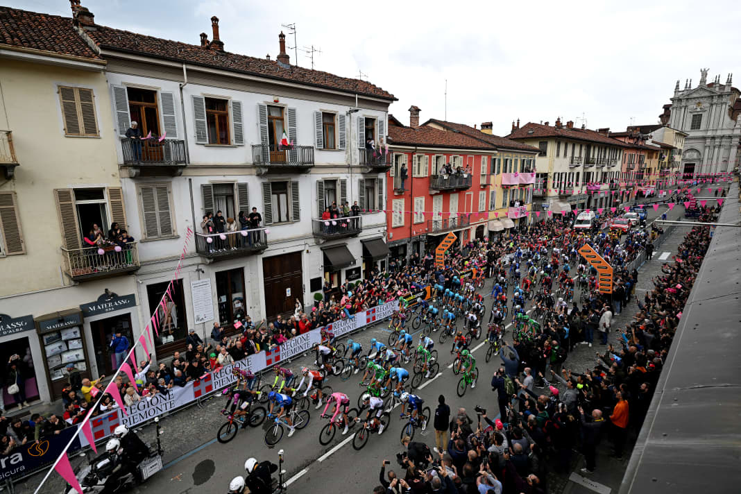 La 13ème étape du Giro d'Italia a débuté à Bra.