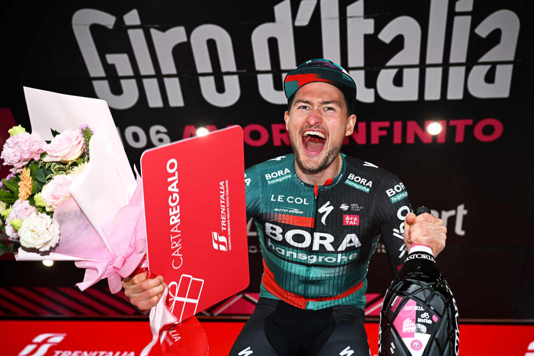 Riesige Freude bei Nico Denz über seinen zweiten Etappensieg bei Giro d'Italia 2023.