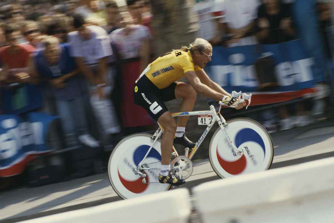 Mit wehendem Zopf in die Niederlage: Laurent Fignon beim abschließenden Zeitfahren der Tour 1989