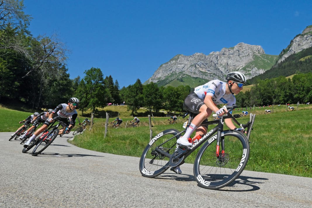 Lean angle artists: Wide tyres allow higher cornering speeds - which the professional cyclists, like Tadej Pogačar here, make maximum use of on fast descents.