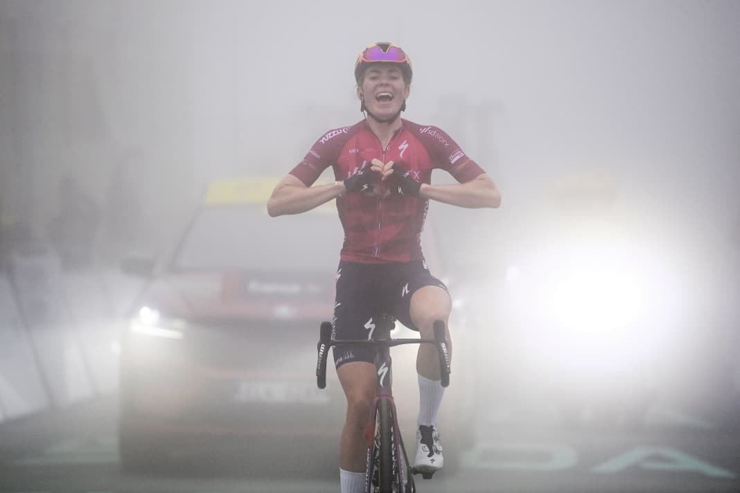 Mit Herz: Mit einer präzise und ­unwiderstehlich vor­getragenen Attacke siegt Demi Vollering im Nebel am Tourmalet