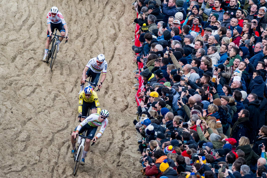 Trois Belges et un Néerlandais en action au Duinencross de Koksijde : Michael Vanthourenhout, Mathieu van der Poel, Wout van Aert et Laurens Sweeck.