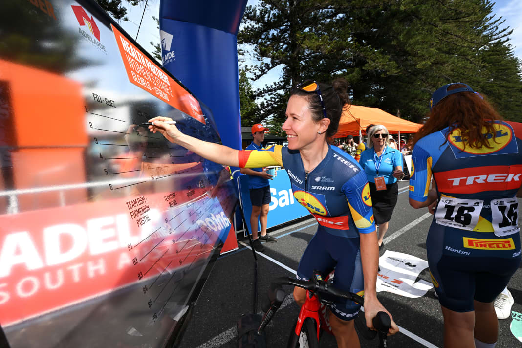 Amanda Spratt was also in a good mood before the start of the 2nd stage.