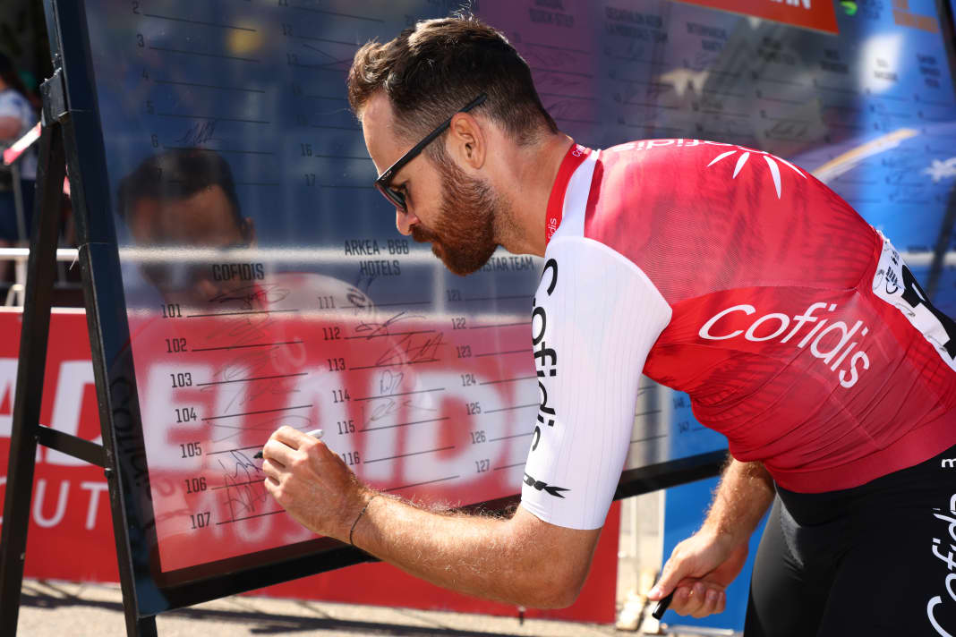Simon Geschke bei der Einschreibung bei seinem Lieblingsrennen. Für ihn ist es die letzte Tour Down Under - er beendet seine Karriere nach diesem Jahr.
