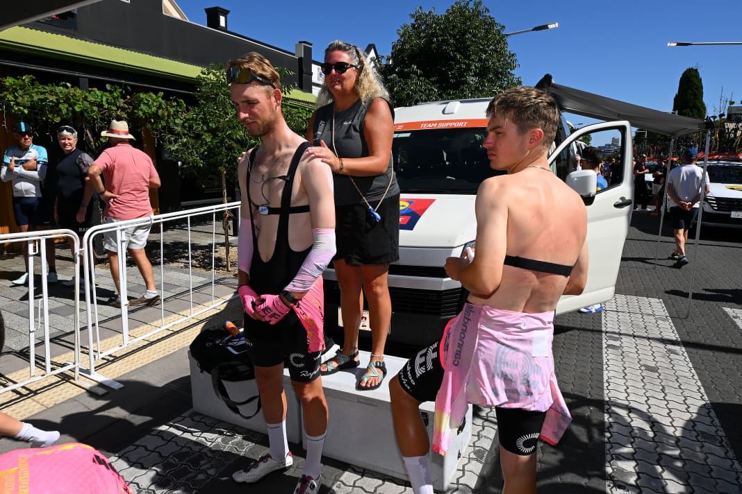 Abschließende Vorbereitungen vor dem Start der letzten Etappe: Für Jonas Rutsch gibt's noch eine Portion Sonnencreme.