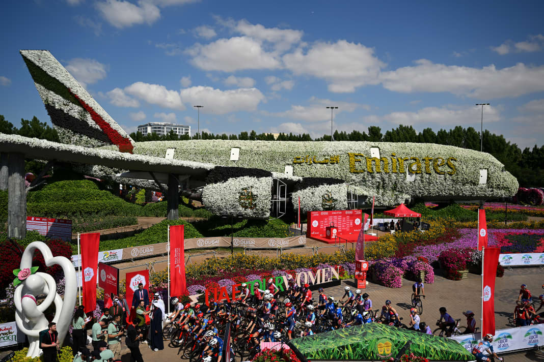 Im Miracle Garden von Dubai startete die 1. Etappe der UAE Tour Women 2024.