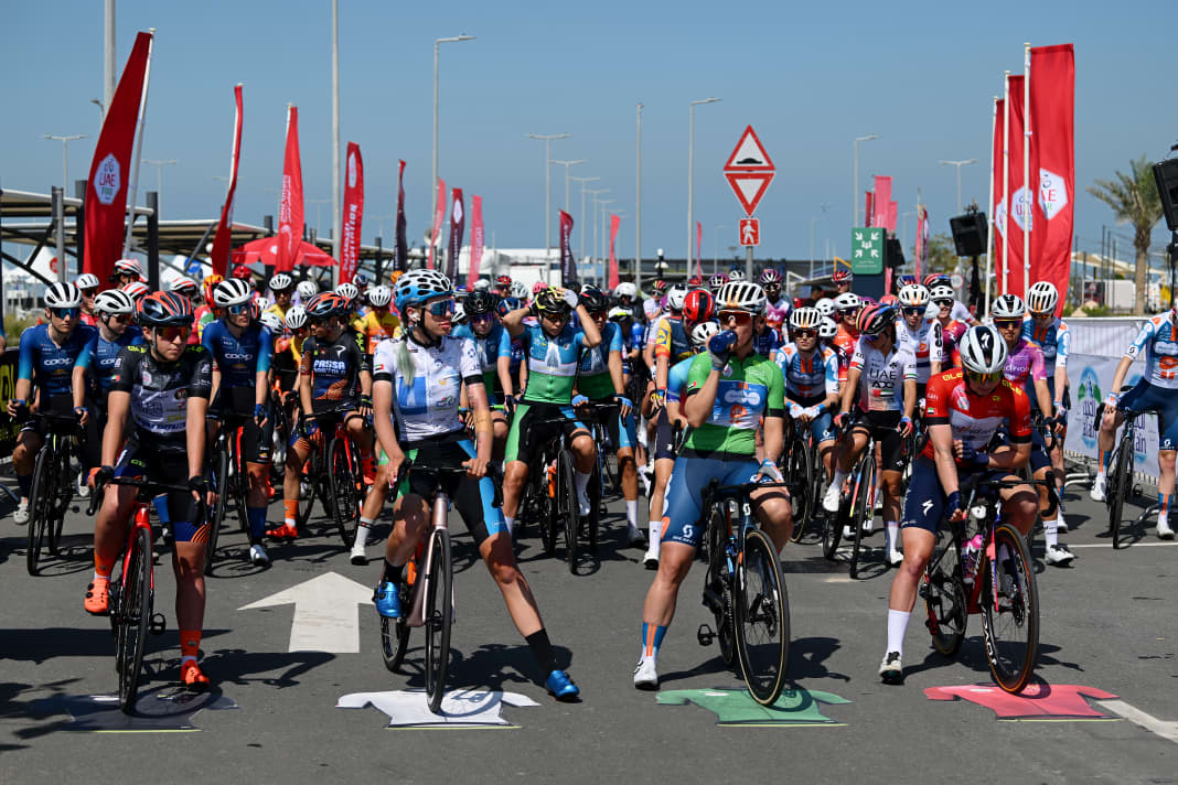 Clear the way for the second stage. The jersey wearers presented themselves at the front.