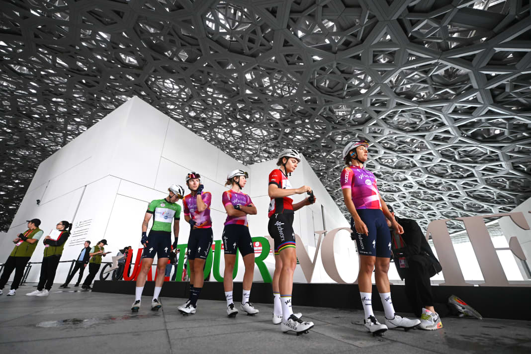 Im Louvre von Abu Dhabi präsentierten sich die Teams vor dem Start der letzten Etappe.