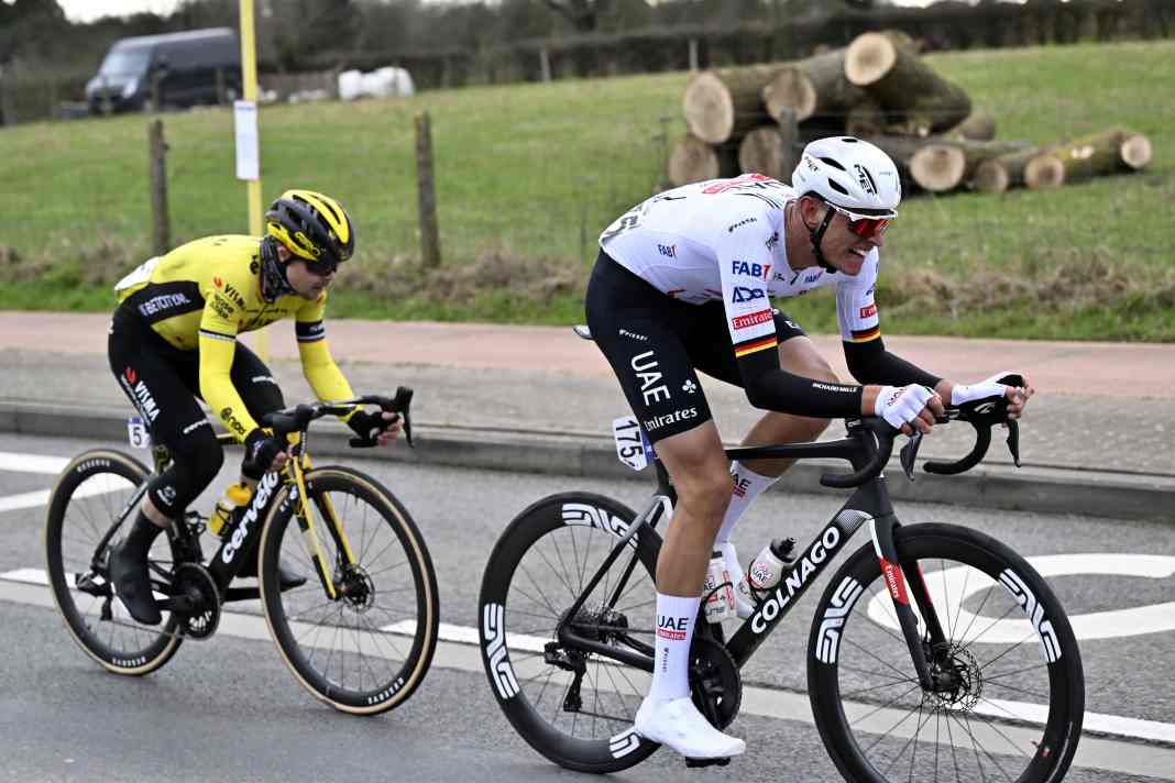 Bei Omloop Het Nieuwsblad wurde Nils Politt (vorne) 2024 Zweiter, hinter Jan Tratnik (an seinem Hinterrad)