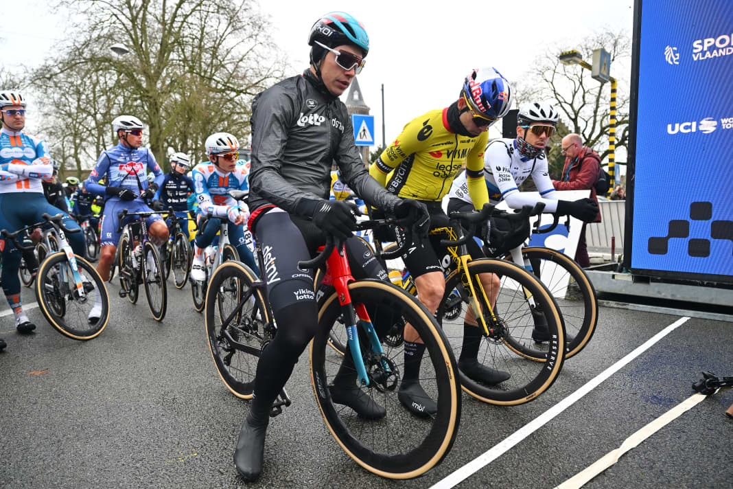 Omloop het Nieuwsblad eröffnete die Klassikersaison 2024. Mit Wout van Aert (Mitte), Arnaud De Lie (links) und Christophe Laporte (rechts) war viel Prominenz dabei