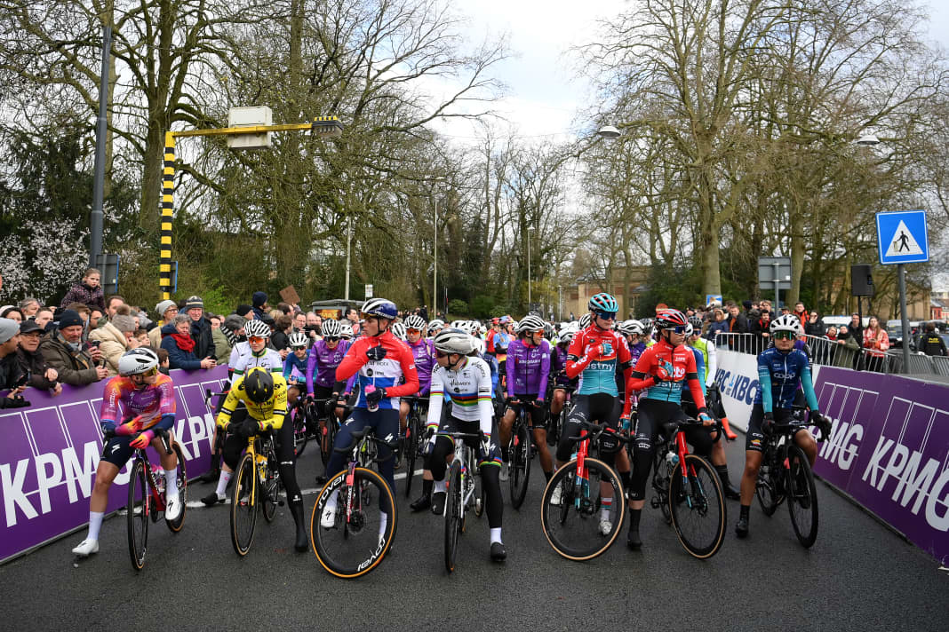 Los ging Omloop het Nieuwsblad 2024 in Gent. Lotte Kopcky (Mitte) war am heutigen Tag die Top-Favoritin