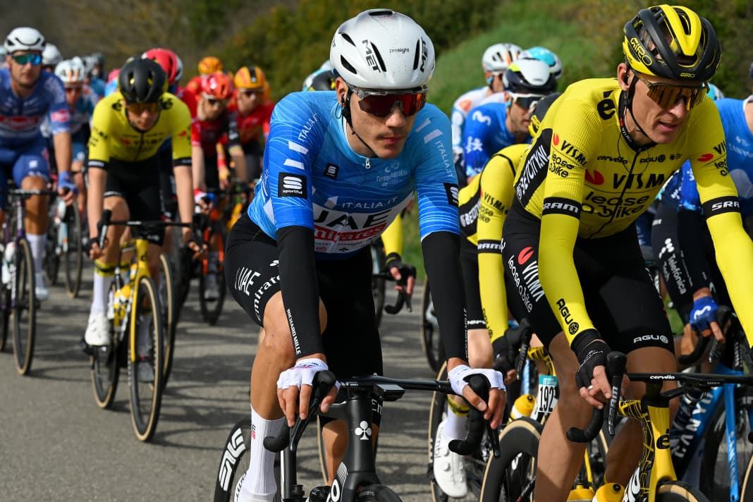 The 2nd stage started at the place where Juan Ayuso had won the 1st stage: in Camaiore