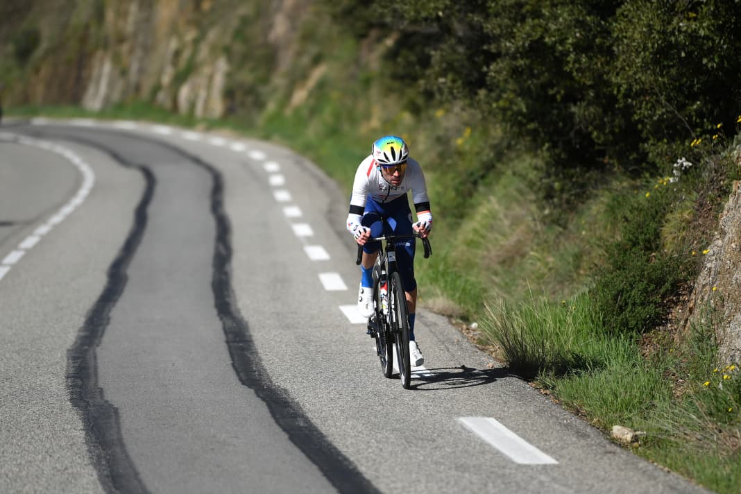 Pierre Latour a ouvert la course peu après le départ et s'est détaché du peloton. Il a fait partie du groupe de tête jusqu'au final et a récolté le maximum de points de montagne de la journée.