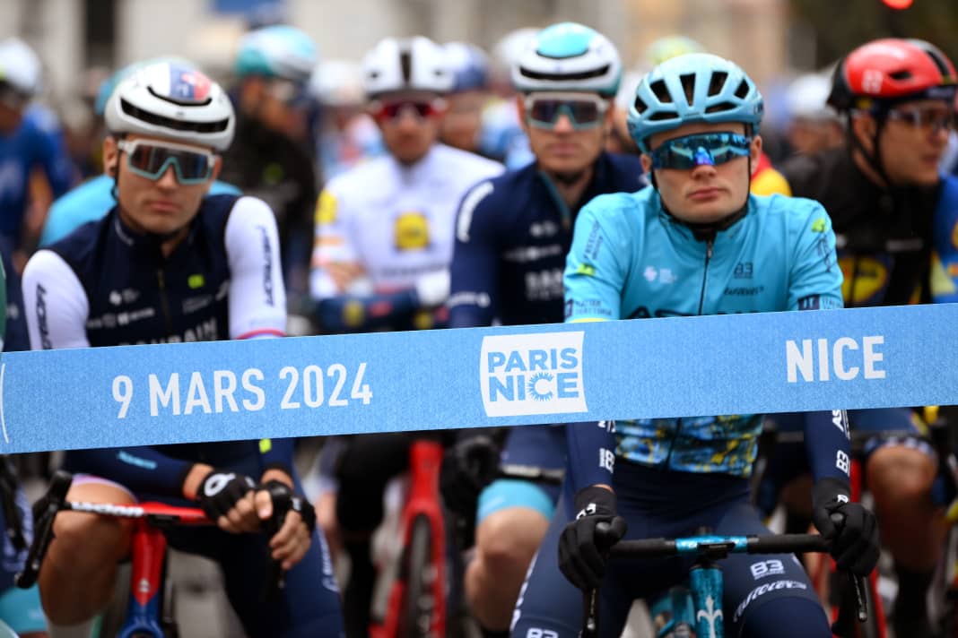 Gebremste Begeisterung am Start der 7. Etappe von Paris-Nizza. Zwar wurde die Etappe bereits auf 104 Kilometer verkürzt, aber Dauerregen und einstellige Temperaturen sorgten für wenig Freude.
