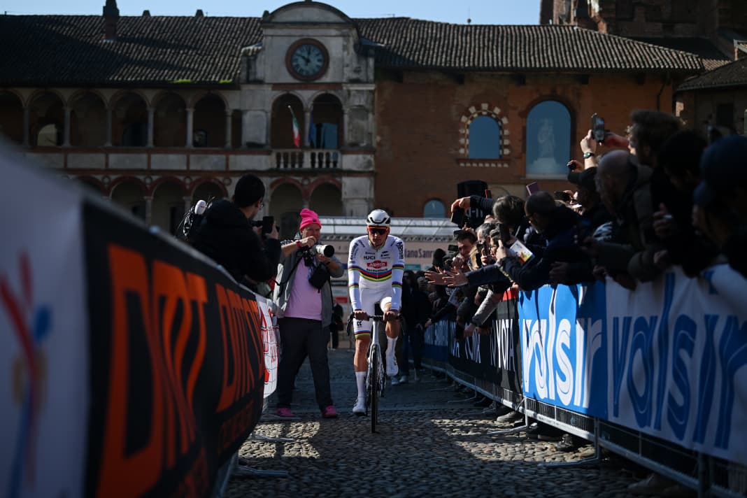 Der Startschuss für Mailand-San Remo 2024 fiel in Pavia. Mit dabei war auch Top-Star Mathieu van der Poel