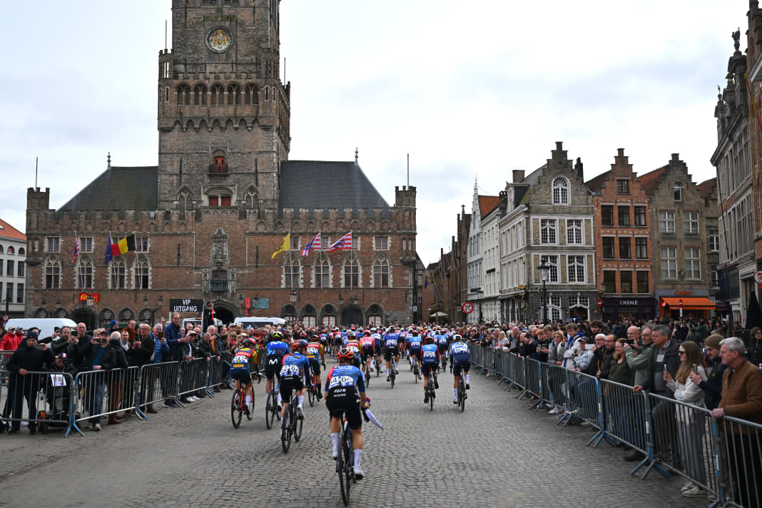 Los ging es beim Klassiker Brügge-De Panne 2024 auf dem Marktplatz Brügges