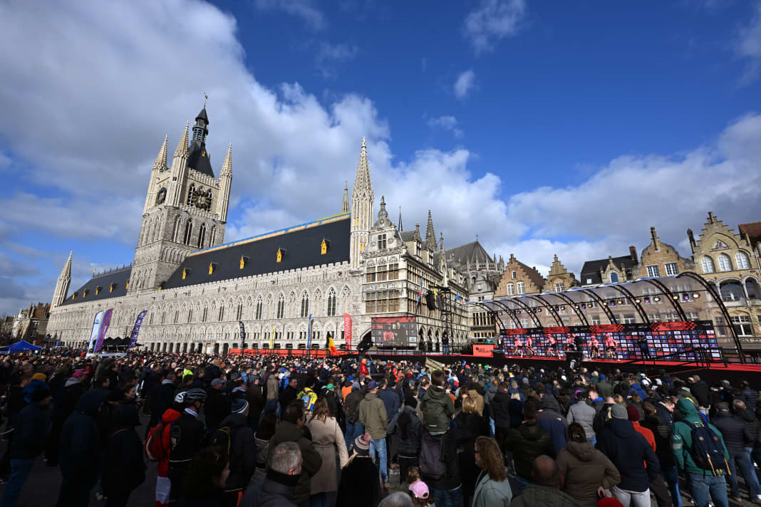 Am Rathaus in Ypern startete Gent-Wevelgem 2024.