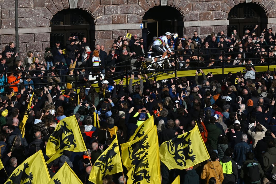 Des milliers de fans étaient déjà présents lors de la présentation des coureurs à Anvers.
