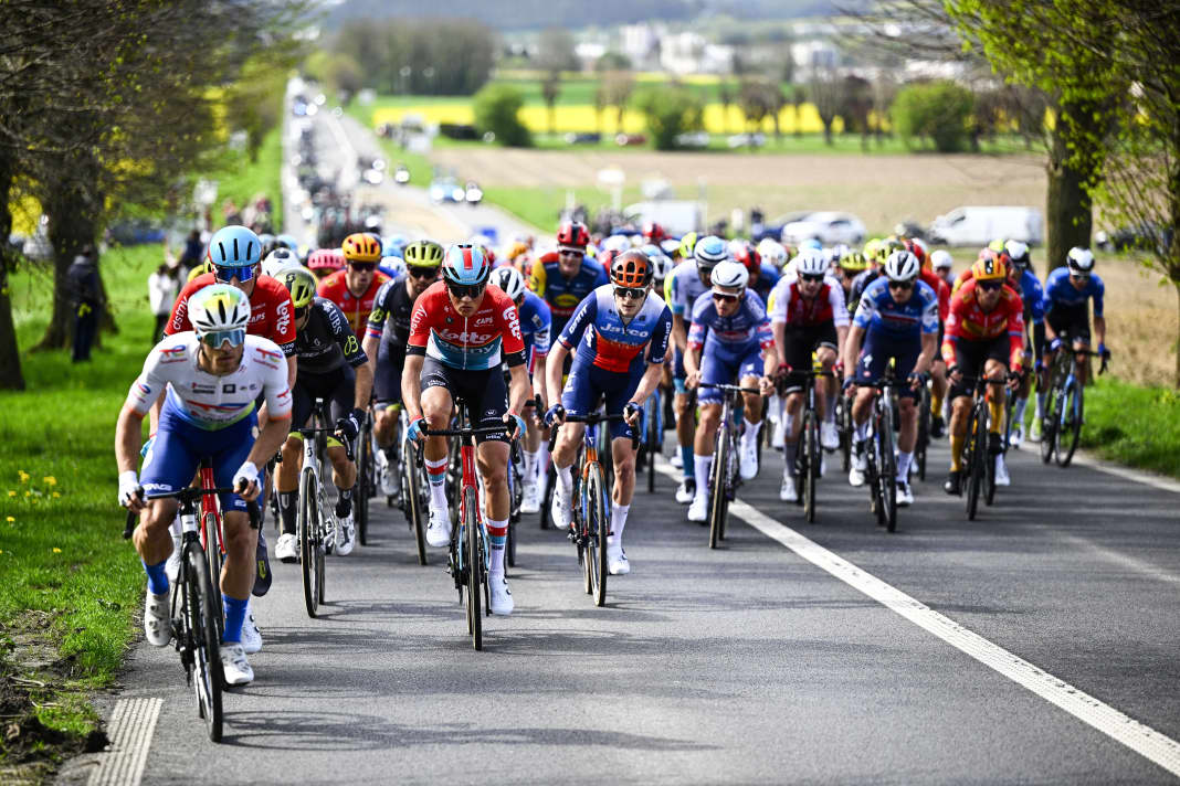 Bei Paris-Roubaix 2024 standen 260 Kilometer auf dem Programm, von Beginn an gab es Attacken. Das Tempo war sofort hoch