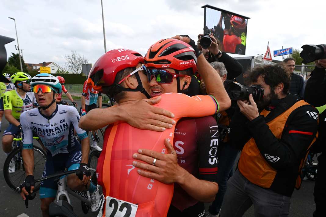 Thomas Pidcock feiert den Sieg beim Amstel Gold Race nach der Ziellinie.