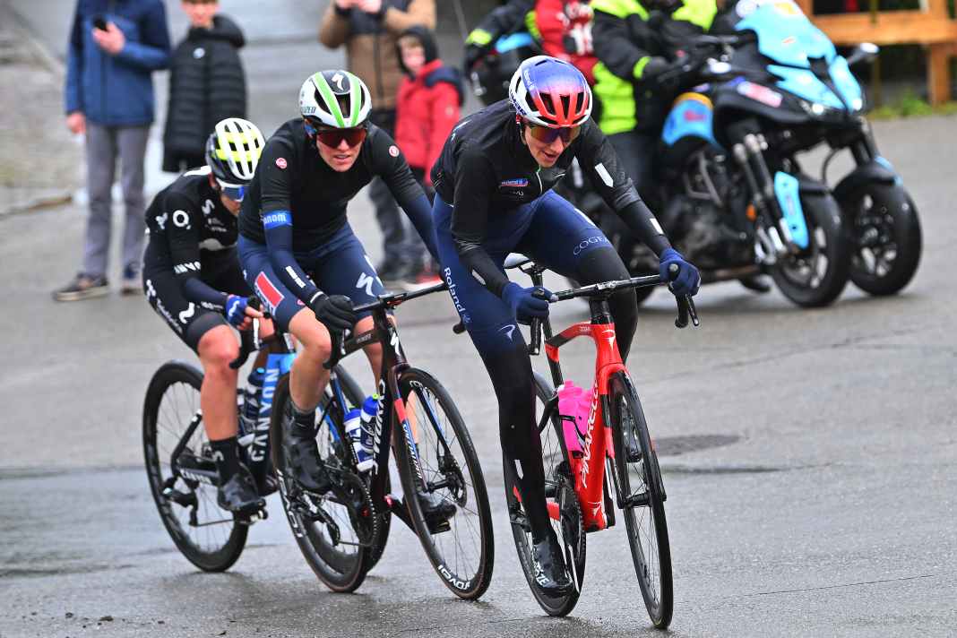 Beim Fleche Wallonne der Frauen setzen sich zunächst drei Ausreißerinnen ab: Elena Hartmann (Roland), Julie van de Velde (AG Insurance - Soudal Team) und Sara Martin (Movistar)