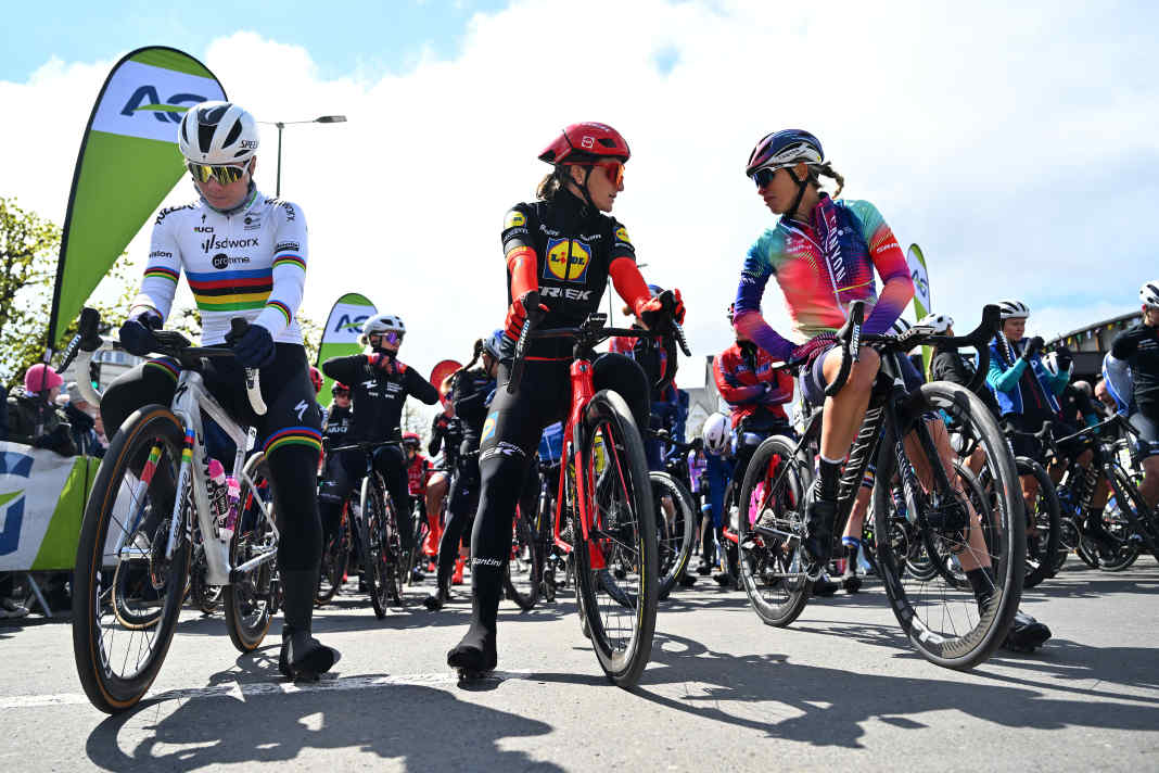 Bei Lüttich-Bastogne-Lüttich 2024 der Frauen waren zahlreiche Top-Athletinnen am Start: Lotte Kopecky (links), Elisa Longo Borghini (Mitte), Katarzyna Niewiadoma (rechts)