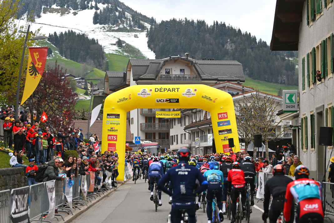 La première étape du Tour de Romandie 2024 comportait six étapes de montagne et s'est déroulée dans des conditions météorologiques difficiles.