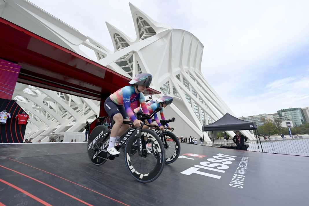 Der Auftakt der Vuelta Femenina 2024 fand in Valencia mit einem Mannschaftszeitfahren statt