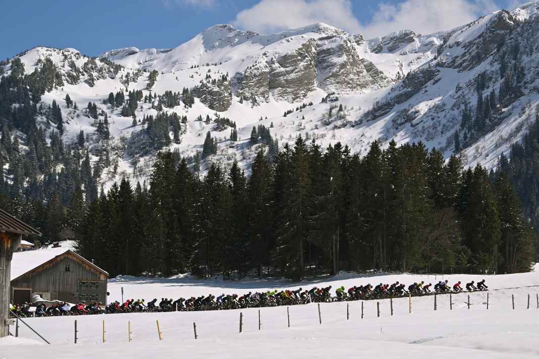 Schnee am Straßenrand ist bei der Tour de Romandie keine Seltenheit