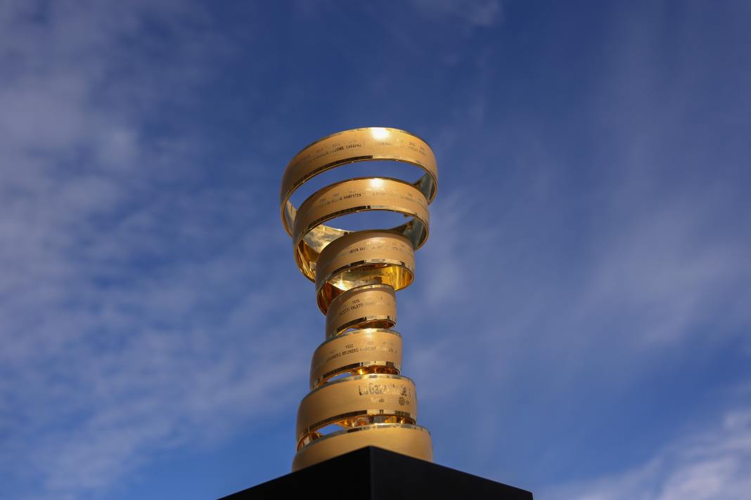 Um sie ging es: die Trofeo Senza Fine. Der Pokal für den Gesamtsieger des Giros.