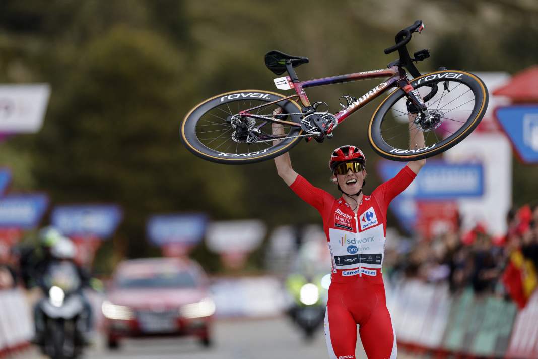 Demi Vollering, die kürzlich die Spanien-Rundfahrt gewonnen hat, geht auch im Baskenland als Topfavoritin an den Start.