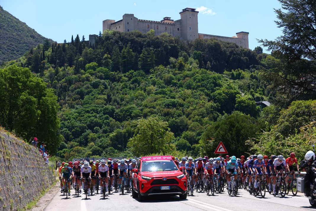Full throttle again from the start. Stage 8 started directly into a mountain.