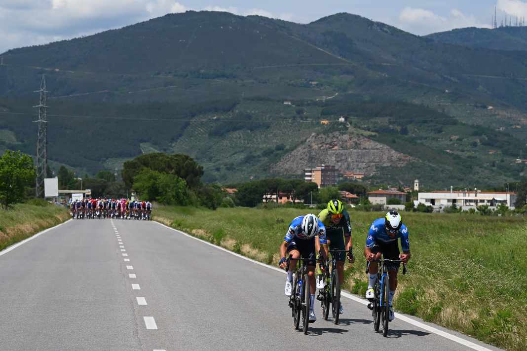 Von Beginn des Tages wurde attackiert. Auch Julian Alaphilippe zählte zu den frühen Angreifern, wurde aber hier genau wie Danny van Poppel und Fernando Gaviria zunächst wieder gestellt.