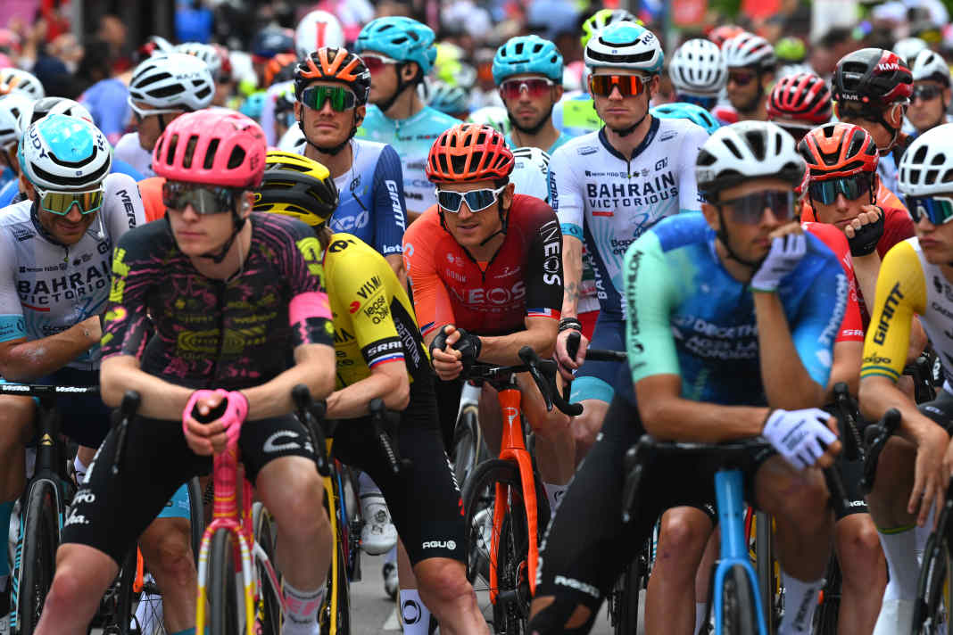 Mit gewollter Verspätung startete das Peloton in die 19. Etappe. Aus Angst, die Fahrer könnten zu früh im Ziel sein, schickten die Organisatoren das Feld erst eine Viertelstunde nach dem Plan los.
