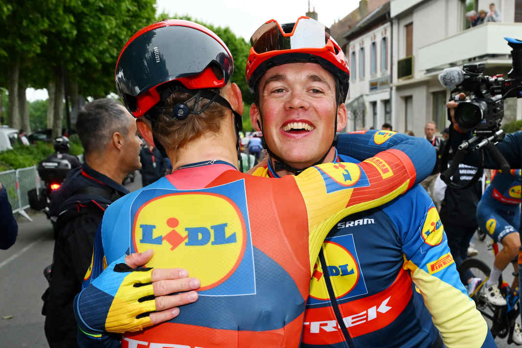 Mads Pdersen feiert den Sieg mit seinen Teamkollegen.