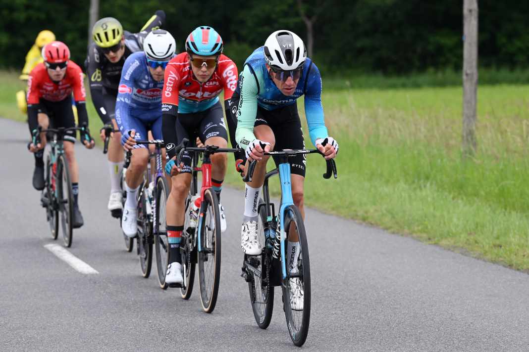 Shortly after the start of the race, five riders broke away from the peloton and formed the leading group of the day. Among them was Bruno Armirail (front)