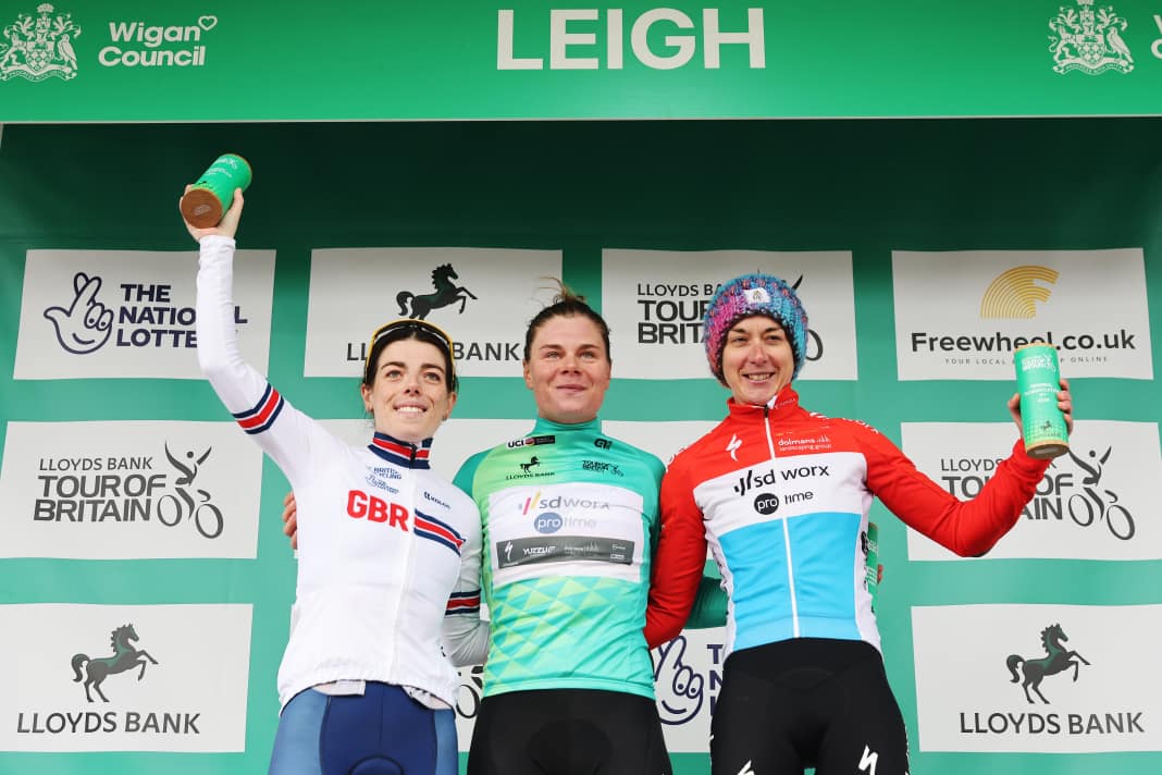 Das Podium der Tour of Britain Women 2024 (von links nach rechts): Anna Henderson (Rang zwei), Lotte Kopecky (Siegerin), Christine Majerus (Rang drei)