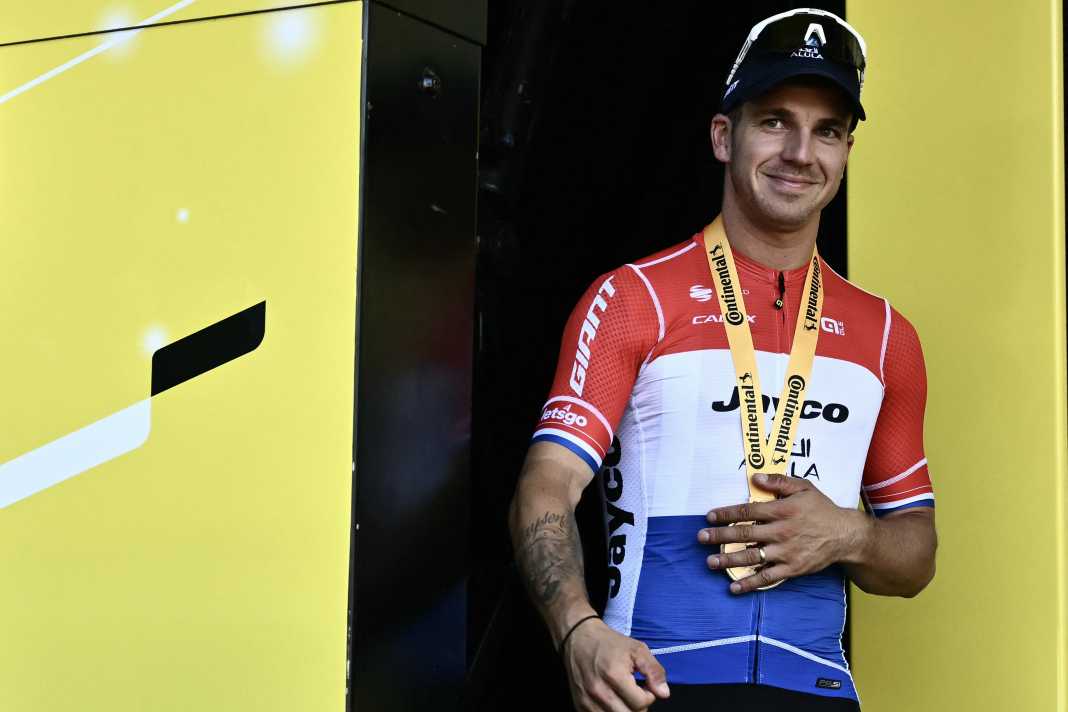 Dylan Groenwegen came out on top in a bunch sprint on stage 6 of the Tour de France 2024