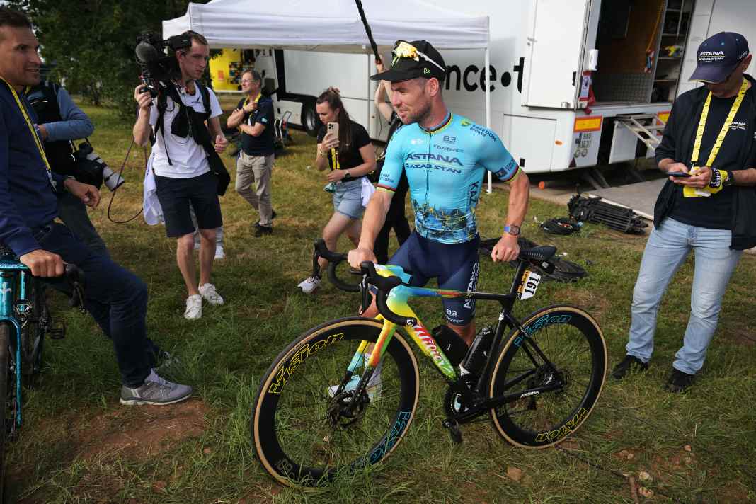 Mark Cavendish with his Wilier Filante SLR after his victory on stage 5 of the Tour de France 2024