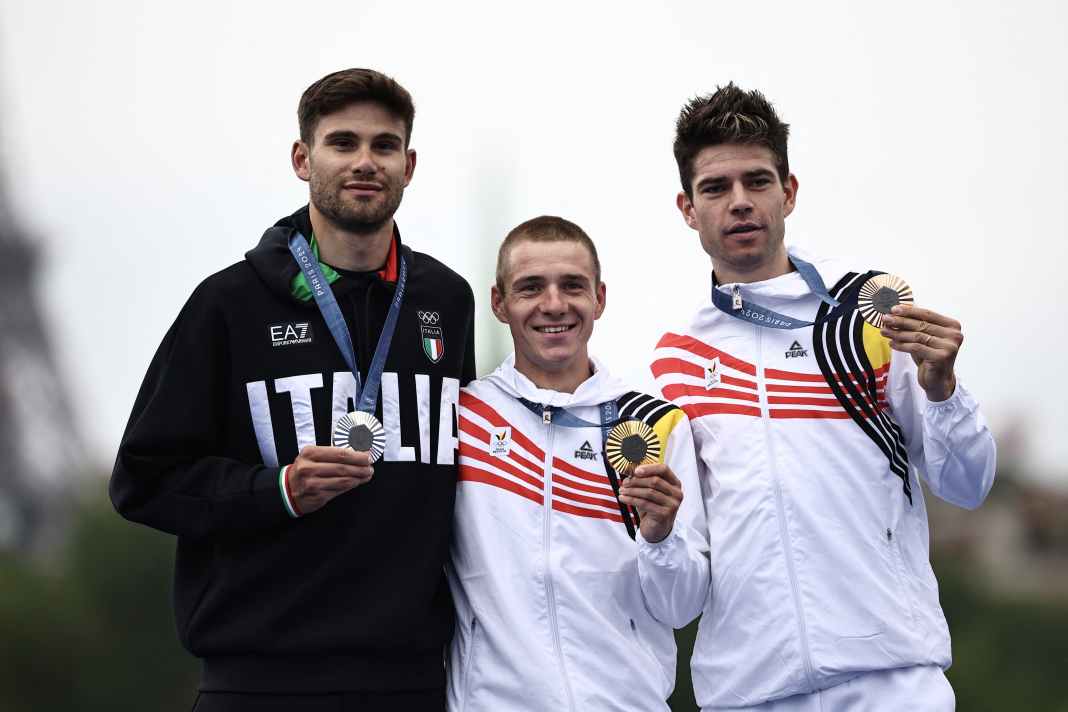 Die Medaillengewinner des olympischen Zeitfahrens von Paris 2024: Remco Evenepoel (Mitte), Filippo Ganna (links) und Wout van Aert (rechts)