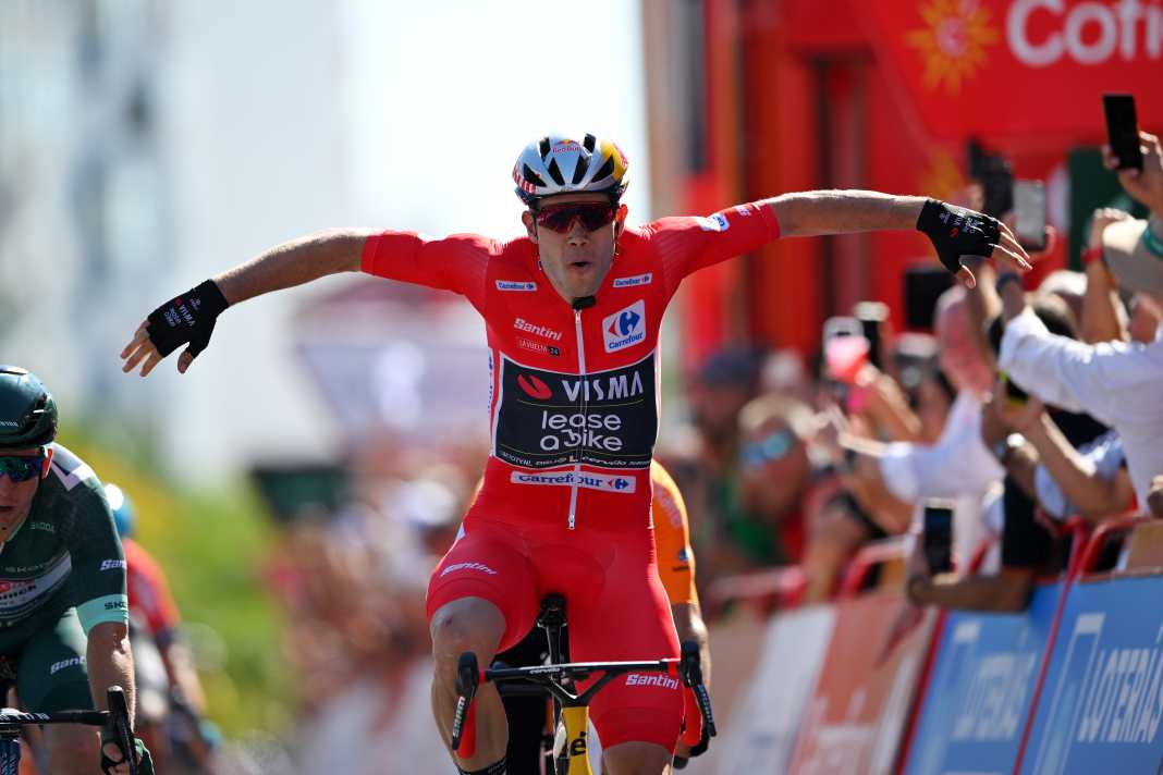 Wout van Aert fête sa troisième victoire de la saison lors de la troisième étape de la Vuelta a Espana 2024 - le premier succès du Belge depuis février